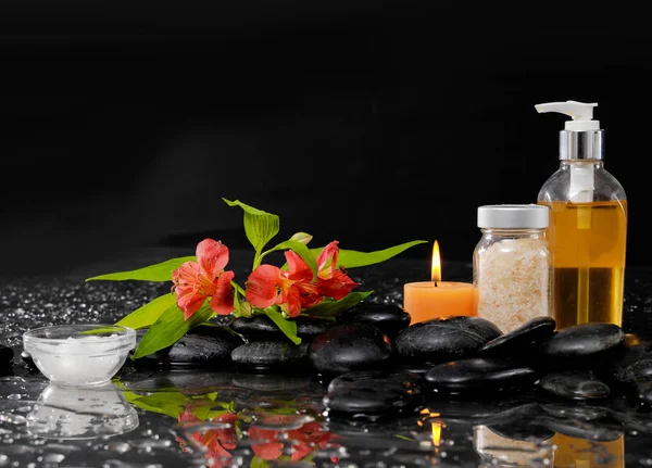 Wellness Stillleben Mit Roter Blume Massageöl Kerze Und Zen Steinen — Stockfoto