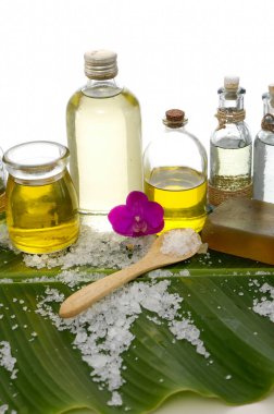 Spa ayarı ve muz yaprağı tuz yığını ile