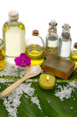 Spa ayarı ve muz yaprağı tuz yığını ile