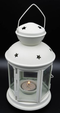 kristaller, metal ve merkezi mum sahipleri deldi üst yıldız yıldız ile beyaz şamdan.