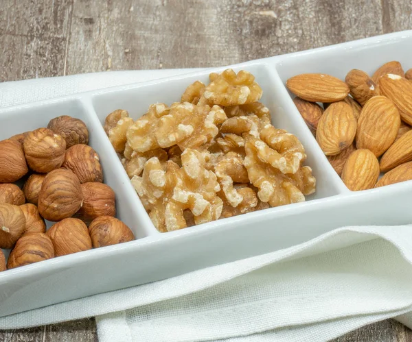 Hepsinin ortak bir özelliği var çünkü fındık kadar denir: (olmadan insan manipülasyon) doğal onların bileşiminde % 50'den az ellerinde su. Onlar çok enerjik, eser elementler olduğu gibi yağlar, proteinler, de bakımından zengin gıdalar