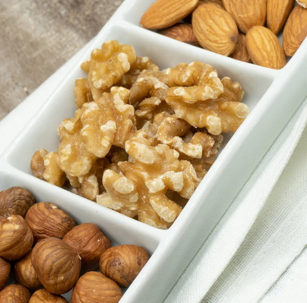 The nuts are so called because they all have one characteristic in common: in their natural composition (without human manipulation) they have less than 50% water. They are very energetic foods, rich in fats, in proteins, as well as in trace elements