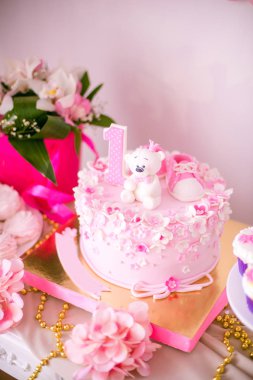 Çok güzel lezzetli şeker pembe ve altın renkleri 1 doğum gününde küçük bir prenses için. Çocuk Parti balonları çiçek ve tatlılar ile dekore edilmiş