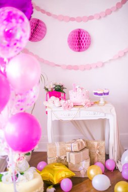 Çok güzel lezzetli şeker pembe ve altın renkleri 1 doğum gününde küçük bir prenses için. Çocuk Parti balonları çiçek ve tatlılar ile dekore edilmiş