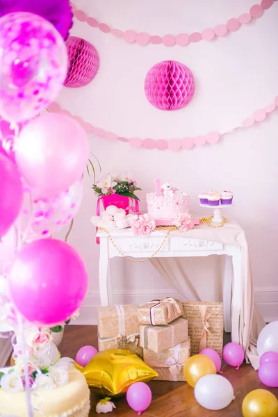 Härligt Läcker Chokladkaka Rosa Och Guld Färger För Liten Prinsessa — Stockfoto