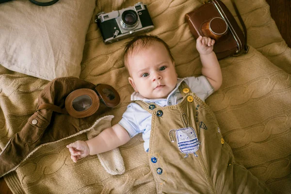 Szczęśliwe Dziecko Leży Dom Dywan Książek Kamera Retro Hełm Pilota — Zdjęcie stockowe