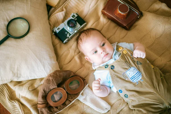 Bebê Feliz Está Tapete Casa Com Livros Uma Câmera Retro — Fotografia de Stock