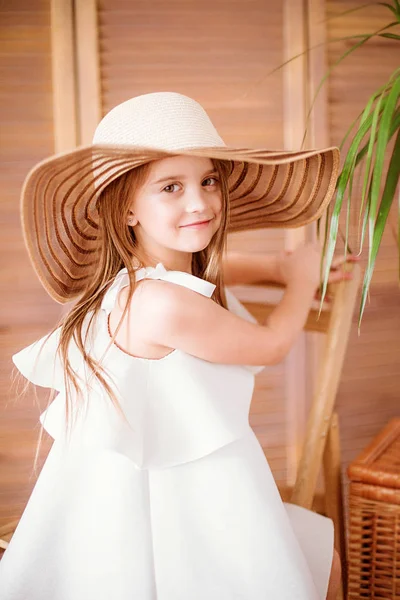 小女孩在夏天巴拿马帽子 白色礼服 摄影棚拍摄的照片 — 图库照片