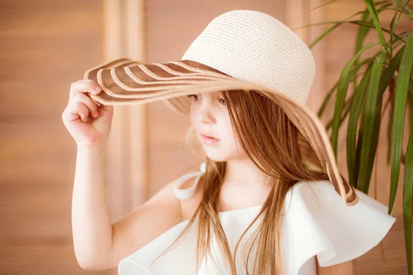 Niña Con Sombrero Panama Verano Vestido Blanco Foto Tomada Estudio — Foto de Stock