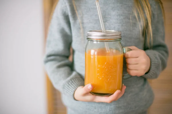 Menina Bonito Com Copo Suco Laranja Casa Close — Fotografia de Stock