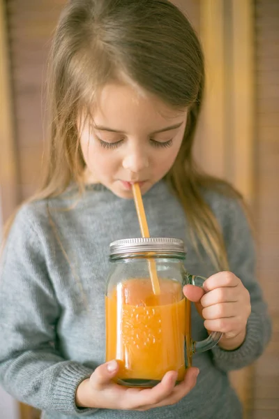 Χαριτωμένο Μικρό Κορίτσι Ποτήρι Χυμό Πορτοκαλιού Στο Σπίτι Κοντινό Πλάνο — Φωτογραφία Αρχείου