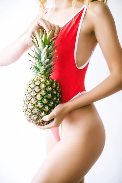 Porträtt Ung Kvinna Baddräkt Med Ananas Vit Bakgrund Sommar Säsong — Stockfoto