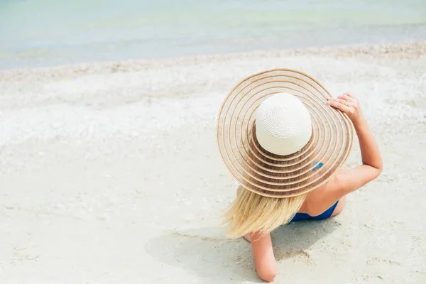 暑假快乐无忧无虑的阳光帽女人与享受身体重量损失的热带海滩的目的地 假日比基尼女孩放松从后面海滩度假 — 图库照片