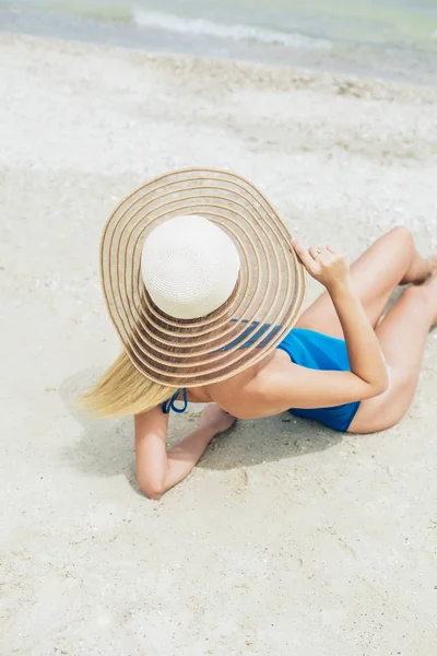 Καλοκαίρι Διακοπές Ευτυχία Ξέγνοιαστες Χαρούμενη Ήλιο Καπέλο Γυναίκα Απολαμβάνοντας Προορισμού — Φωτογραφία Αρχείου