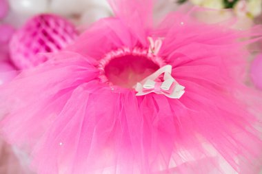 İlk Doğum günü. Dekore edilmiş parti pembe etek-tutu, taç ve balonlar ve çiçekler