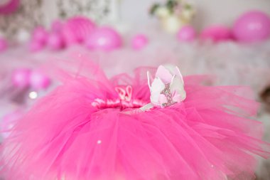 İlk Doğum günü. Dekore edilmiş parti pembe etek-tutu, taç ve balonlar ve çiçekler