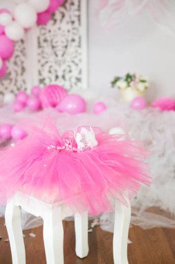 İlk Doğum günü. Dekore edilmiş parti pembe etek-tutu, taç ve balonlar ve çiçekler