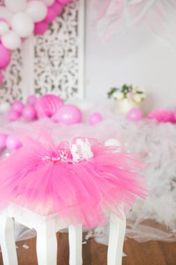 İlk Doğum günü. Dekore edilmiş parti pembe etek-tutu, taç ve balonlar ve çiçekler