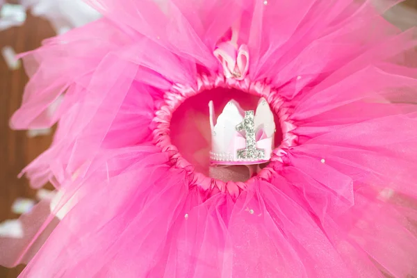 Första Födelsedagen Rosa Kjol Tutu Krona Och Ballonger Och Blommor — Stockfoto