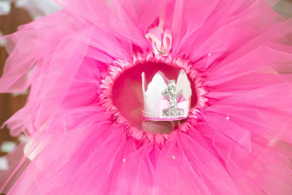 Первый День Рождения Розовая Юбка Пачка Корона Воздушные Шары Цветы — стоковое фото