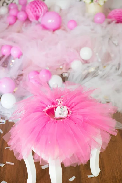 Geburtstag Rosa Rock Tutu Krone Luftballons Und Blumen Dekorierte Party — Stockfoto