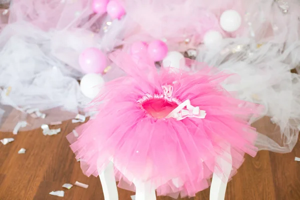 Geburtstag Rosa Rock Tutu Krone Luftballons Und Blumen Dekorierte Party — Stockfoto