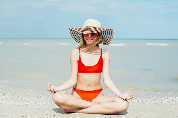 Mujer Joven Sombrero Relajarse Playa Mar Día Soleado Caliente — Foto de Stock