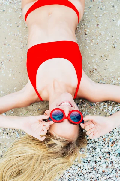 Junge Frau Entspannen Strand Meer Sonnigen Heißen Tagen — Stockfoto