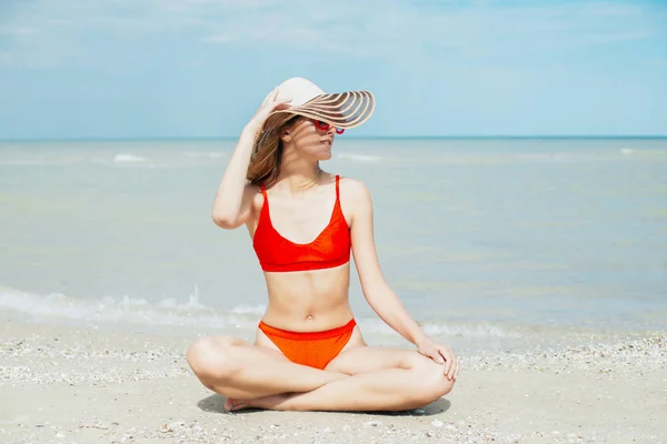 Mujer Joven Sombrero Relajarse Playa Mar Día Soleado Caliente — Foto de Stock