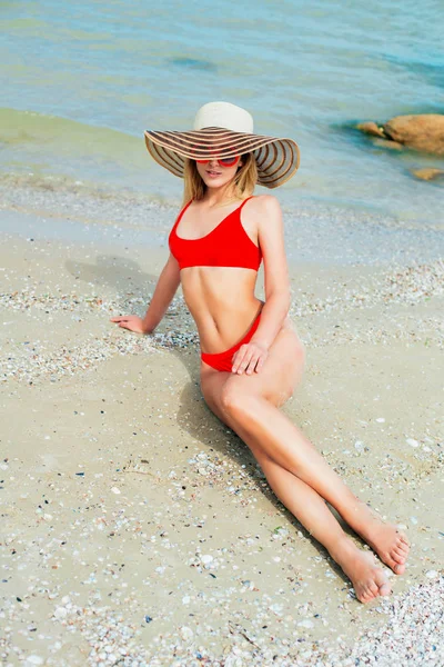 모자에 뜨거운 화창한 바다에서 해변에서 — 스톡 사진