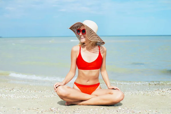 Νεαρή Γυναίκα Καπέλο Χαλαρώστε Στην Παραλία Στη Θάλασσα Καυτή Ηλιόλουστη — Φωτογραφία Αρχείου