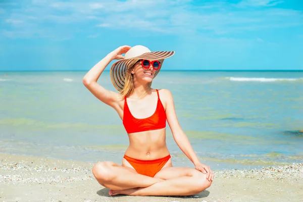 Mujer Joven Sombrero Relajarse Playa Mar Día Soleado Caliente — Foto de Stock