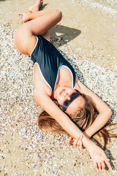 Красивая Молодая Девушка Длинными Волосами Черном Купальнике Отдыхает Пляже Море — стоковое фото