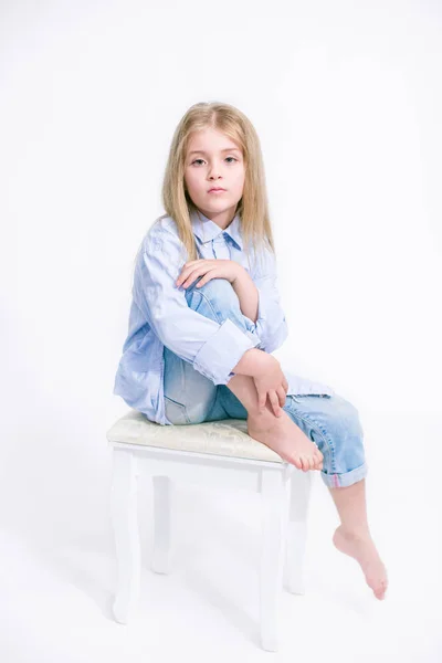 Mooie Modieuze Meisje Met Blond Haar Jeans Kleding Een Witte — Stockfoto