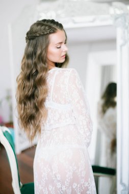 Bir uzun beyaz dantelli sabahlık sabah aynaya saat uzun sarı kıvırcık saçlı güzel genç gelin