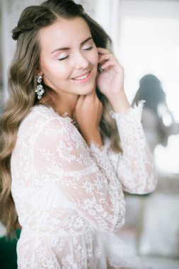 Bir uzun beyaz dantelli sabahlık sabah aynaya saat uzun sarı kıvırcık saçlı güzel genç gelin