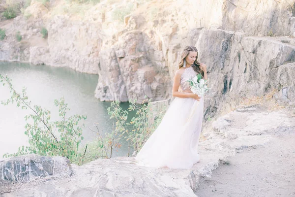 Hermosa Joven Novia Con Pelo Rubio Largo Udryavyh Vestido Blanco —  Fotos de Stock