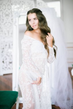 Bir uzun beyaz dantelli sabahlık sabah aynaya saat uzun sarı kıvırcık saçlı güzel genç gelin