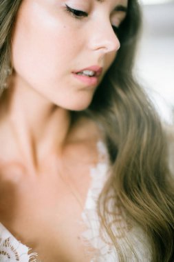 Bir uzun beyaz dantelli sabahlık sabah aynaya saat uzun sarı kıvırcık saçlı güzel genç gelin