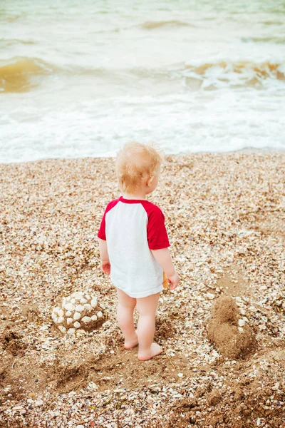 Bambino Che Gioca Mare Felice Ragazzo Gode Vita Sulla Spiaggia — Foto Stock