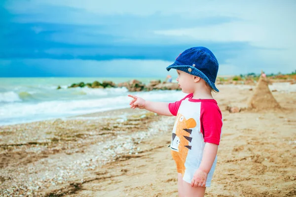 Bambino Ragazzo Che Gioca Sea Happy Ragazzo Gode Vita Sulla — Foto Stock