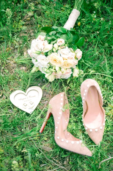 Bouquet Suave Casamento Rosas Brancas Rosa Sapatos Salto Alto Uma — Fotografia de Stock