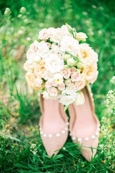 Einen Zarten Strauß Weißer Und Pinkfarbener Rosen Und Hochhackiger Schuhe — Stockfoto