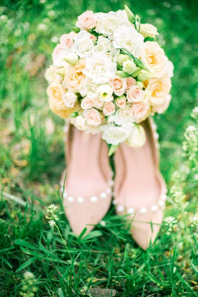 Bouquet Suave Casamento Rosas Brancas Rosa Sapatos Salto Alto Uma — Fotografia de Stock