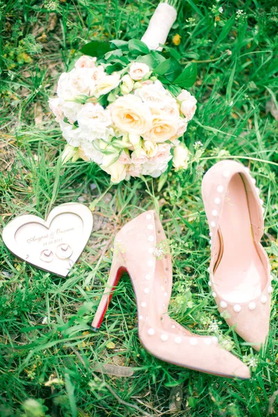 Einen Zarten Strauß Weißer Und Pinkfarbener Rosen Und Hochhackiger Schuhe — Stockfoto