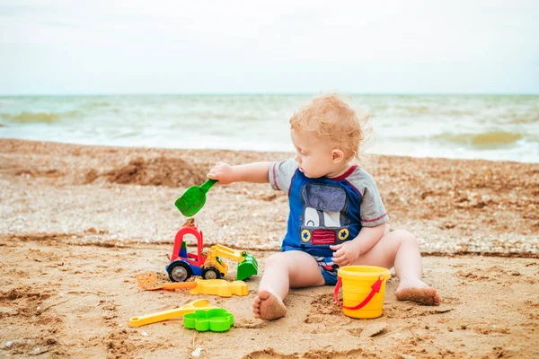 Bambino Che Gioca Con Giocattolo Mare Bambino Vacanza Estate Spiaggia — Foto Stock