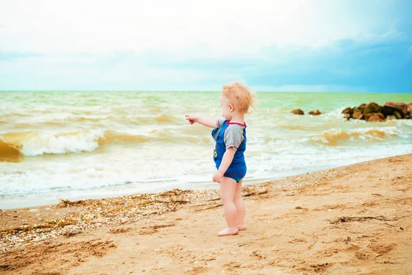 Μωρό Αγόρι Παίζει Στη Θάλασσα Ευτυχισμένο Αγόρι Απολαμβάνει Ζωή Στην — Φωτογραφία Αρχείου