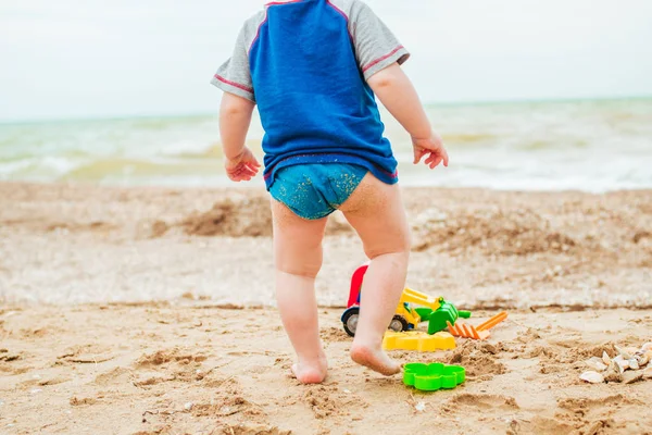 Bambino Che Gioca Con Giocattolo Mare Bambino Vacanza Estate Spiaggia — Foto Stock