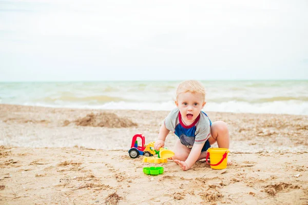 Bambino Che Gioca Con Giocattolo Mare Bambino Vacanza Estate Spiaggia — Foto Stock