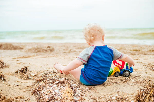 Bambino Che Gioca Con Giocattolo Mare Bambino Vacanza Estate Spiaggia — Foto Stock